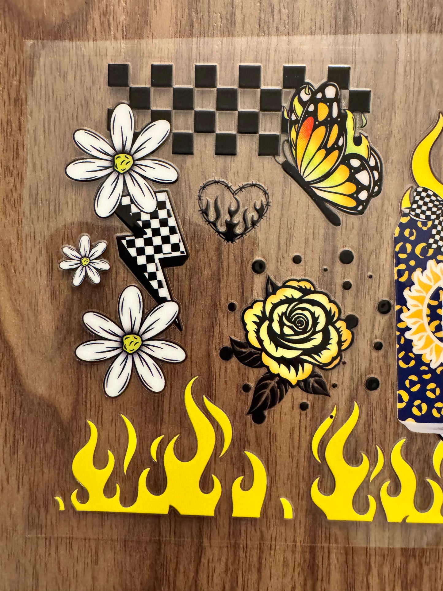 Suspect Twist Tea Cup Wrap